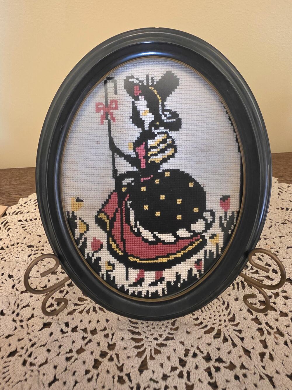 Vintage Framed Silhouette Girl in Bonnet Embroidery
